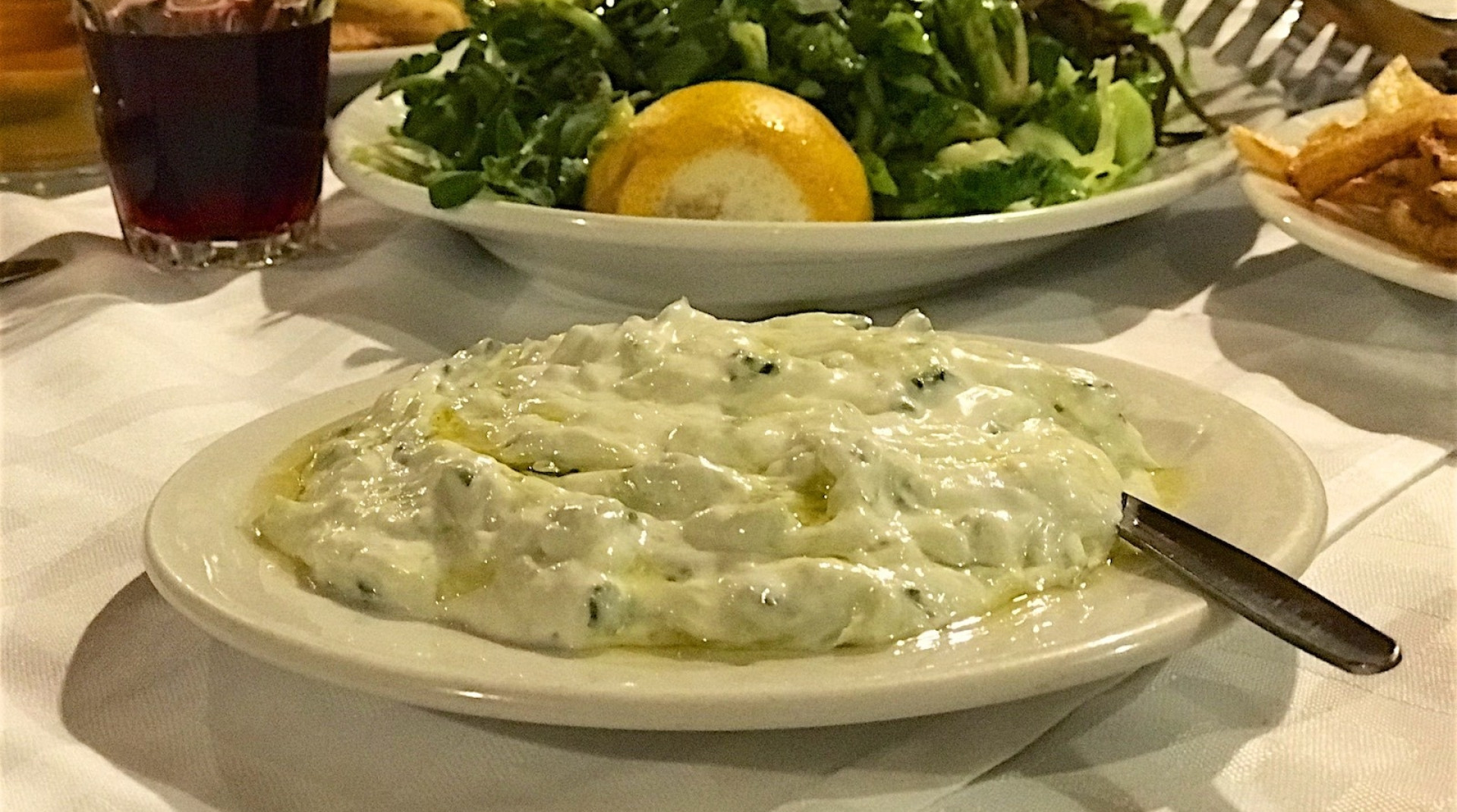 γιαούρτι, αγγούρια, σκόρδο, ντόπιο ελαιόλαδο, μυρωδικά.
24260 22626